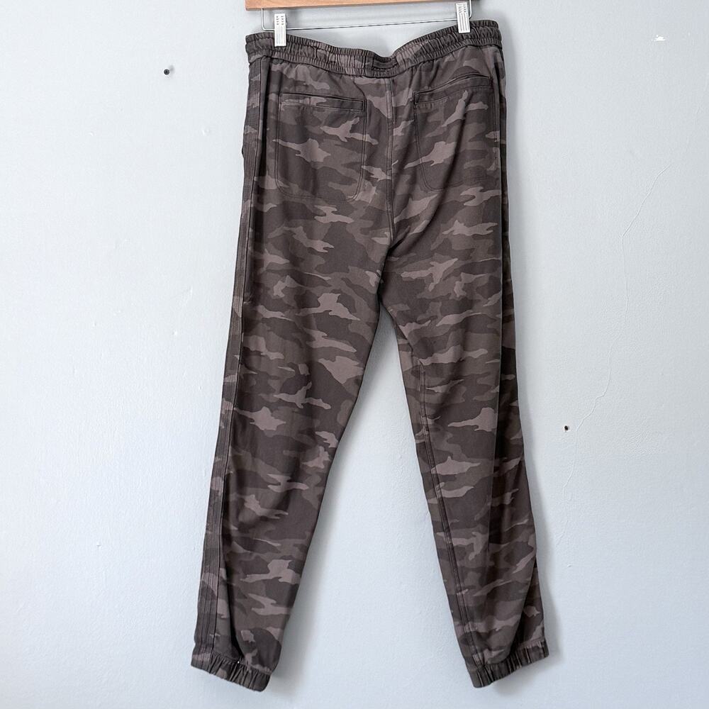 Athleta Pants Size 10 Camo Farallon Joggers Pull On Drawstring Comfort Stretch - Picture 2 of 8